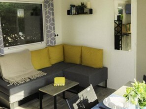 TV - Mobile home with terrace in Saint-Coulomb (Saint-Coulomb)