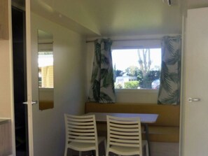 Dining - Comfortable Mobile Home with Terrace in Cavaillon (Cavaillon)