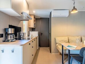 Réfrigérateur, four à micro-ondes, cafetière-théière, grille-pain