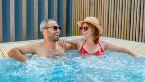 A couple in a hot tub with a wooden fence in the background. - Mobile home 4 pers with terrace in Rivedoux-Plage (Rivedoux-Plage)