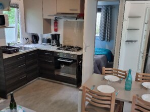 Kühlschrank, Mikrowelle, Wasserkocher mit Kaffee-/Teezubehör