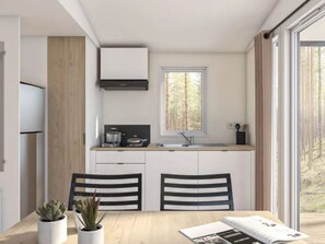 Fridge, microwave, coffee/tea maker - 2-bedroom mobile home with terrace (Le Pradet)