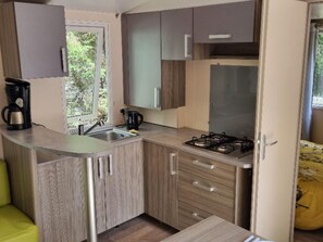 Kühlschrank, Mikrowelle, Wasserkocher mit Kaffee-/Teezubehör