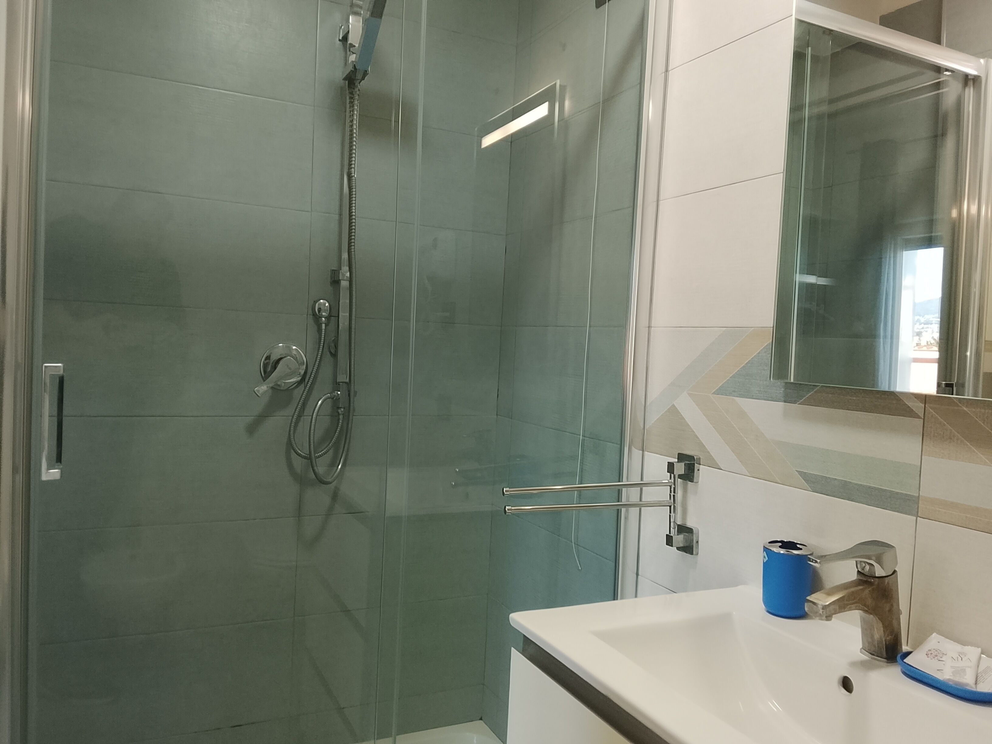 Douche, sèche-cheveux, bidet, serviettes fournies