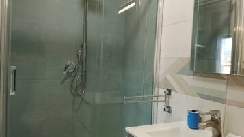 Douche, sèche-cheveux, bidet, serviettes fournies