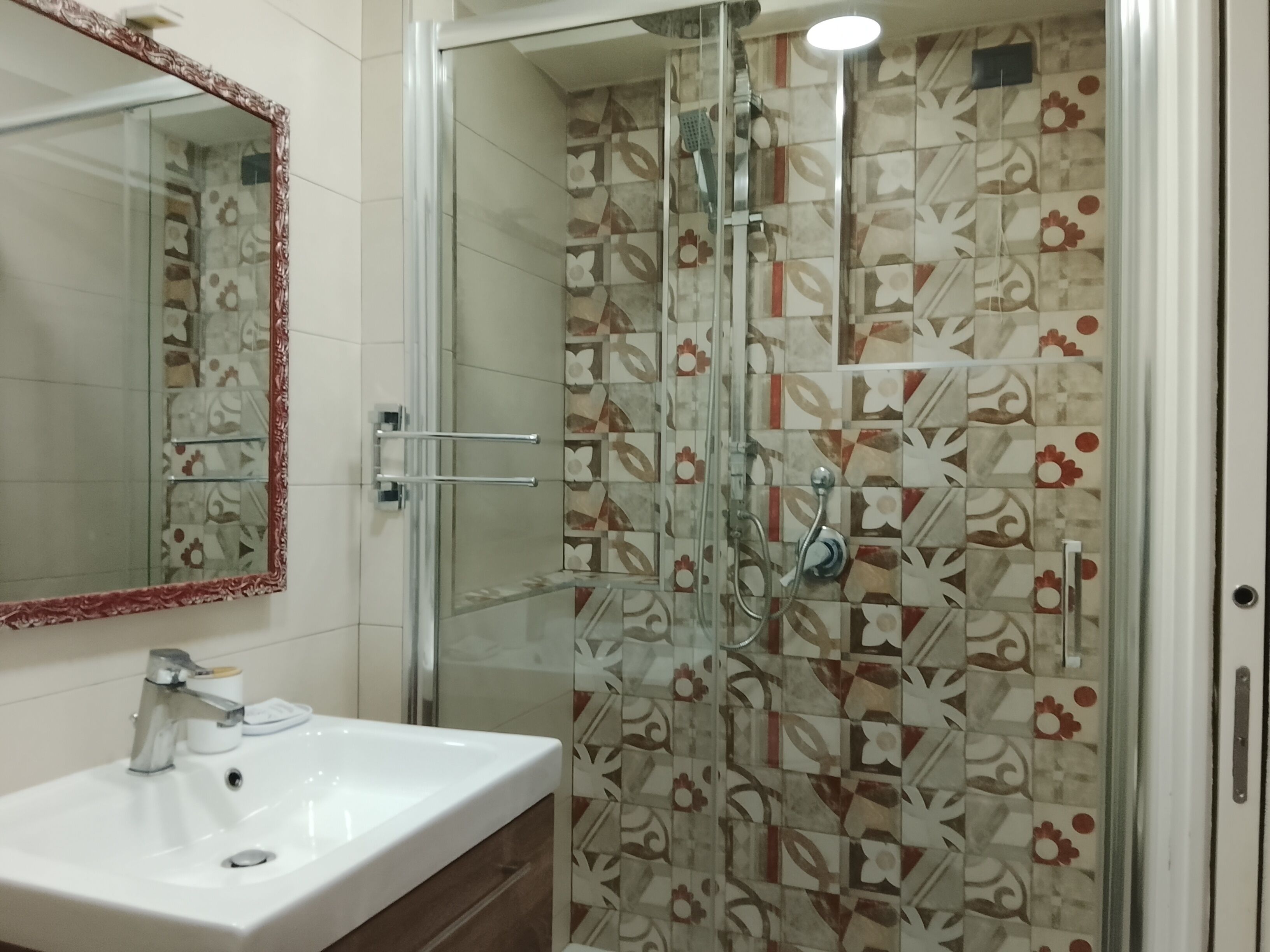 Douche, sèche-cheveux, bidet, serviettes fournies
