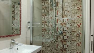 Douche, sèche-cheveux, bidet, serviettes fournies