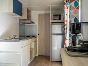 Fridge, microwave, coffee/tea maker - Mobile Home 3 Bedrooms - Private Terrace (Calvisson)