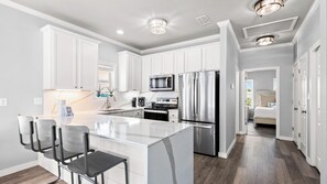 Een koelkast, een microgolfoven, een oven, een kookplaat