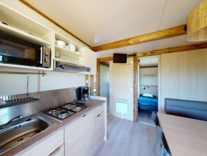 Refrigerador, microondas, lavavajillas y cafetera y tetera