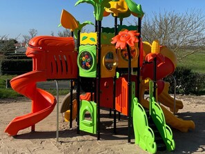 A colorful playground structure with slides and climbing elements. - Mobile home with terrace for 4 people, near the beach (La Faute-sur-Mer)