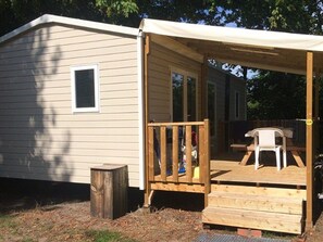 Outdoor dining - Mobile home with terrace, 2 bedrooms (Saint-Julien-en-Born)