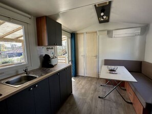 Fridge, microwave, coffee/tea maker - Cozy mobile home with terrace, 2 bedrooms in Lamontjoie (Lamontjoie)