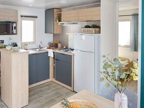 Refrigerador, microondas y cafetera y tetera 