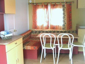 Dining - Mobile home 32m² with terrace, 3 bedrooms in Cavaillon, 8 pers. (Cavaillon)