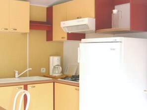Fridge, microwave, coffee/tea maker - Mobile home 32m² with terrace, 3 bedrooms in Cavaillon, 8 pers. (Cavaillon)