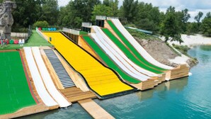 Ein Wasserpark mit mehreren Rutschen und einer Holzterrasse.