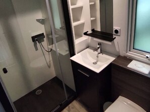 Bathroom - Mobile Home 20m² with Terrace - 1 Bedroom, 2 Guests (Challes-les-Eaux)