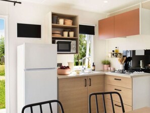 Fridge, microwave, coffee/tea maker, toaster - Family mobile home for 6 with terrace (Grayan-et-l'Hôpital)
