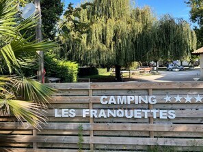 Property grounds - Family mobile home for 6 with terrace (Grayan-et-l'Hôpital)