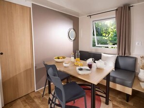 Dining - Cozy Mobile Home - 2 Bedrooms, Terrace, Sleeps 4 (Le Pradet)