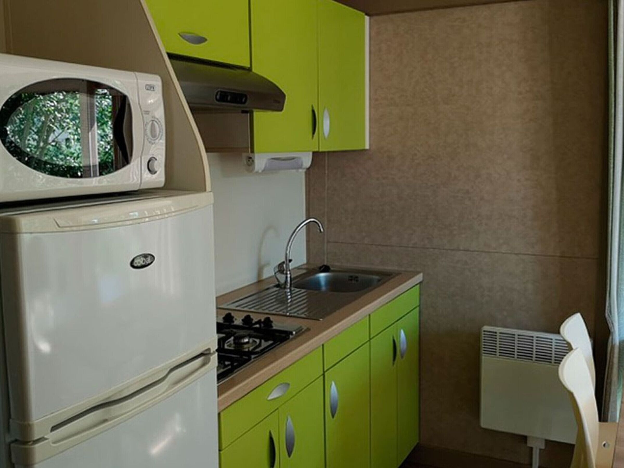 Een koelkast, een microgolfoven