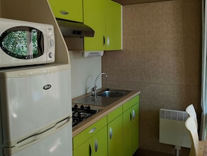 Een koelkast, een microgolfoven