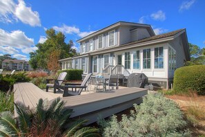 Outdoor dining - 4 Lands End Ct, Updated South Beach Home w/ Sundeck, Water Views & On-site Pool (Hilton Head Island)