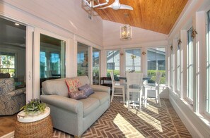 Interior - 4 Lands End Ct, Updated South Beach Home w/ Sundeck, Water Views & On-site Pool (Hilton Head Island)