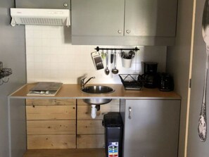 Réfrigérateur, four à micro-ondes, cafetière-théière