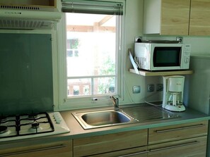 Fridge, microwave - 3-Bedroom Mobile Home with Terrace in Collias (Collias)