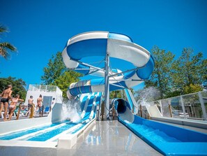A water slide with multiple lanes and a pool area. - Mobile-home for 6, Terrace (Messanges)