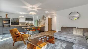 Télévision, livres, chaîne hi-fi