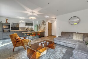 Een televisie, boeken en een stereo