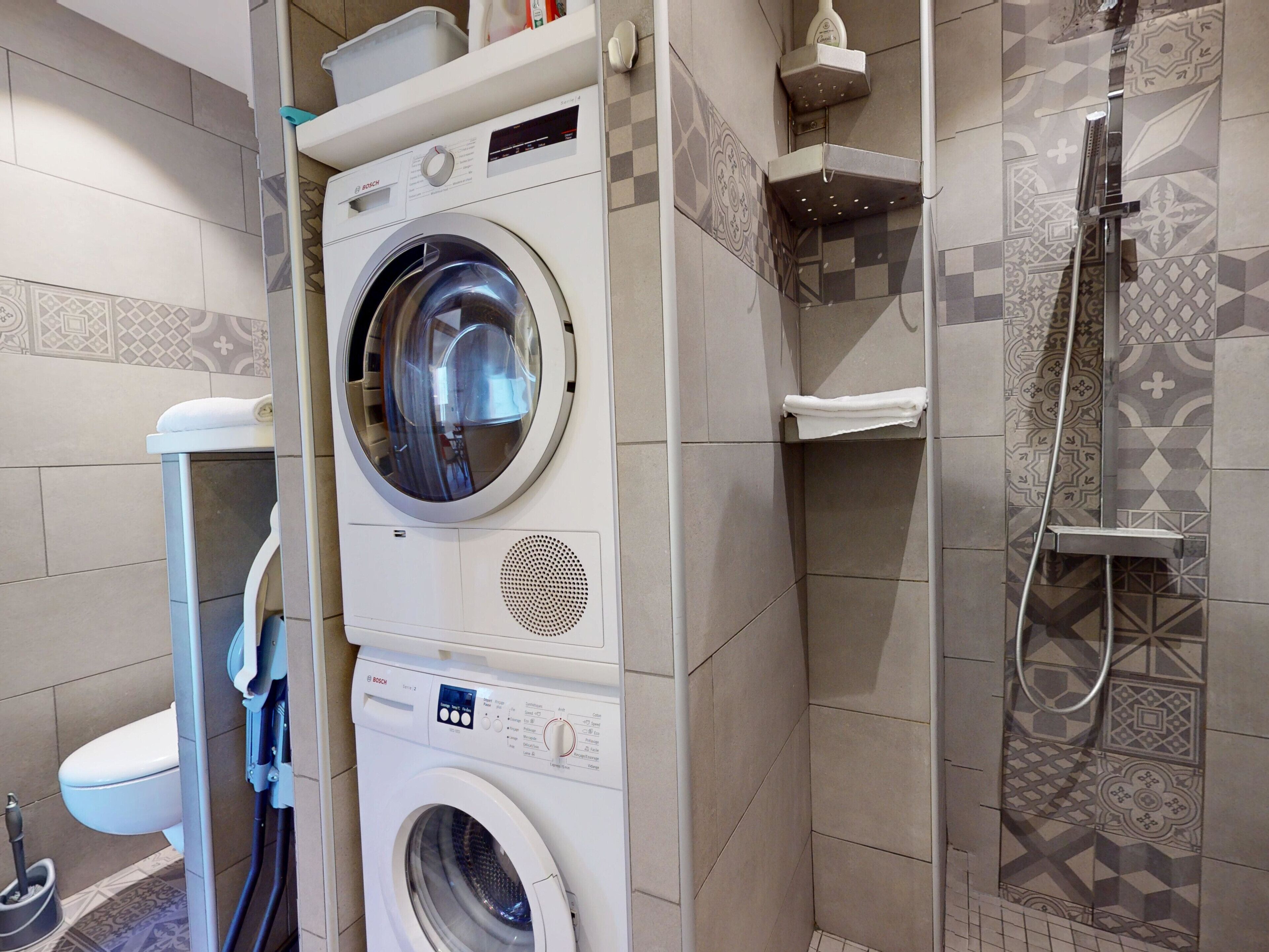 Ducha, secador de pelo, toallas