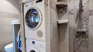 Ducha, secador de pelo, toallas