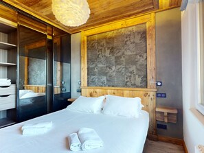 Tabla de planchar con plancha, cuna de viaje, wifi y ropa de cama