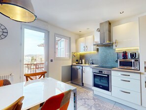 Refrigerador, microondas, horno, placa de cocina