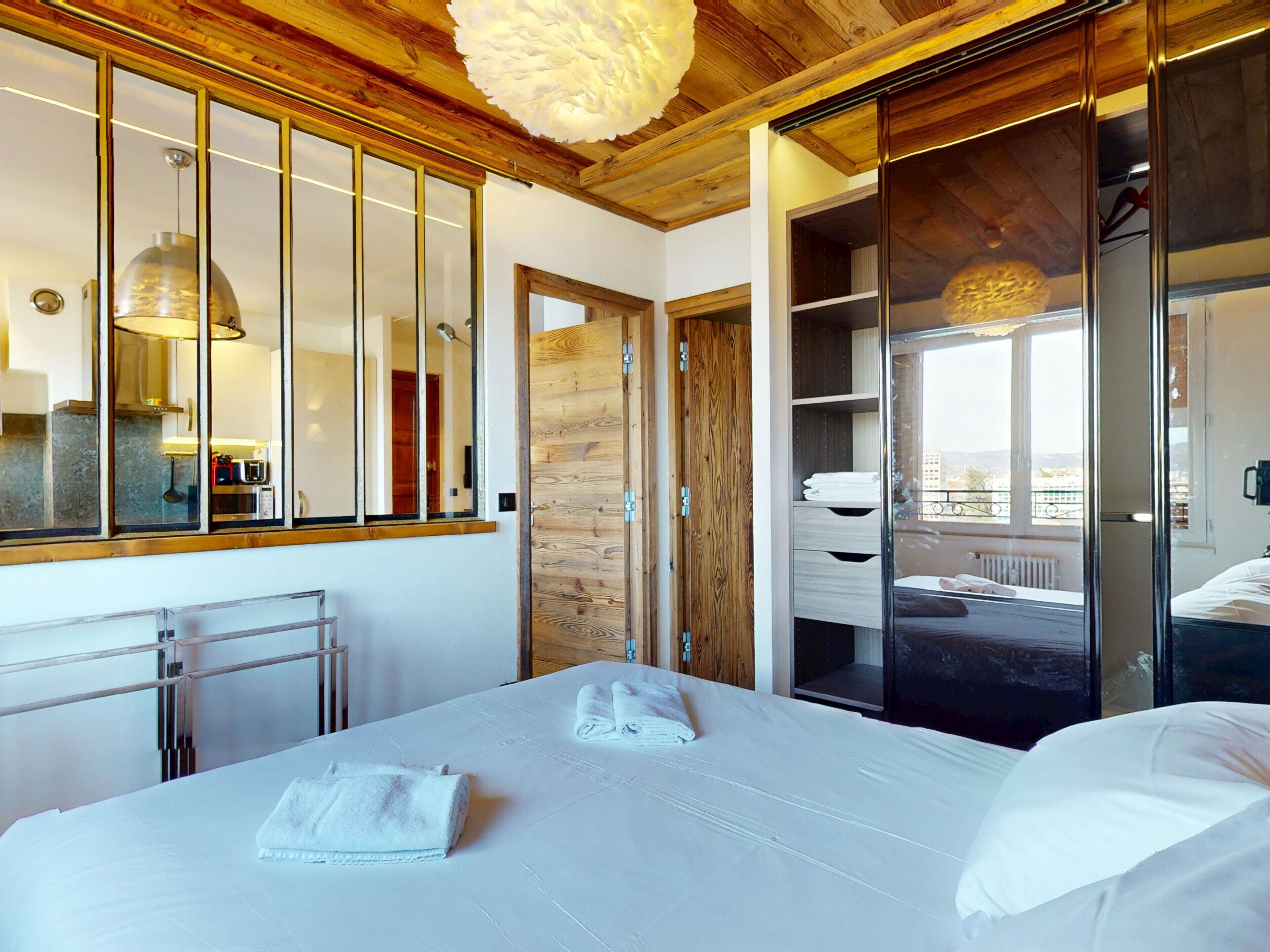 Tabla de planchar con plancha, cuna de viaje, wifi y ropa de cama 