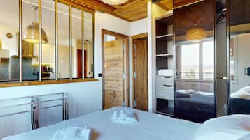 Tabla de planchar con plancha, cuna de viaje, wifi y ropa de cama