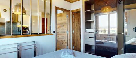 Silitysrauta/-lauta, vauvan matkasänky, Wi-Fi, vuodevaatteet