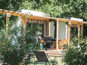 Outdoor dining - Comfortable mobile home with terrace in Challes-les-Eaux (Challes-les-Eaux)