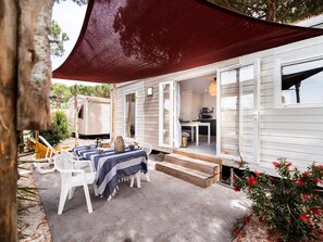 Outdoor dining - Comfortable mobile home with terrace in Agde for 5 people (Agde)