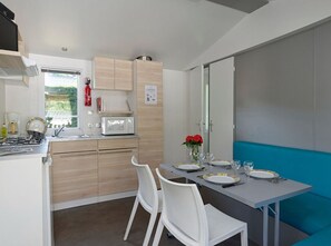 Fridge, microwave, coffee/tea maker - Cozy mobile home for 4 people with fully-equipped kitchen (Les Aires)