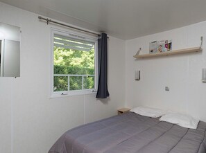 2 bedrooms, free WiFi - Cozy mobile home for 4 people with fully-equipped kitchen (Les Aires)