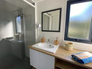 Bathroom - Mobile Home 40m² with Terrace - 2 Bedrooms for 5 Pers (Dolus-d'Oléron)