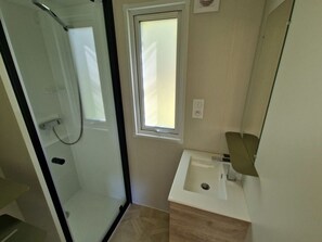 Bathroom - Mobile home with terrace for 5 people (Saint-Geniez-d'Olt)