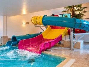 A water slide with multiple lanes and a pool area. - Mobile Home 6 Pers, Terrace (Savignac-les-Ormeaux)
