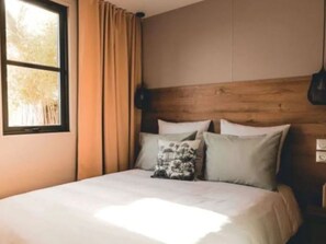 3 bedrooms, free WiFi - Spacious Mobile Home for 6 with Terrace (Messanges)