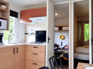 Fridge, microwave, coffee/tea maker - 32m² Mobile home for 6 people with terrace (Nibelle)